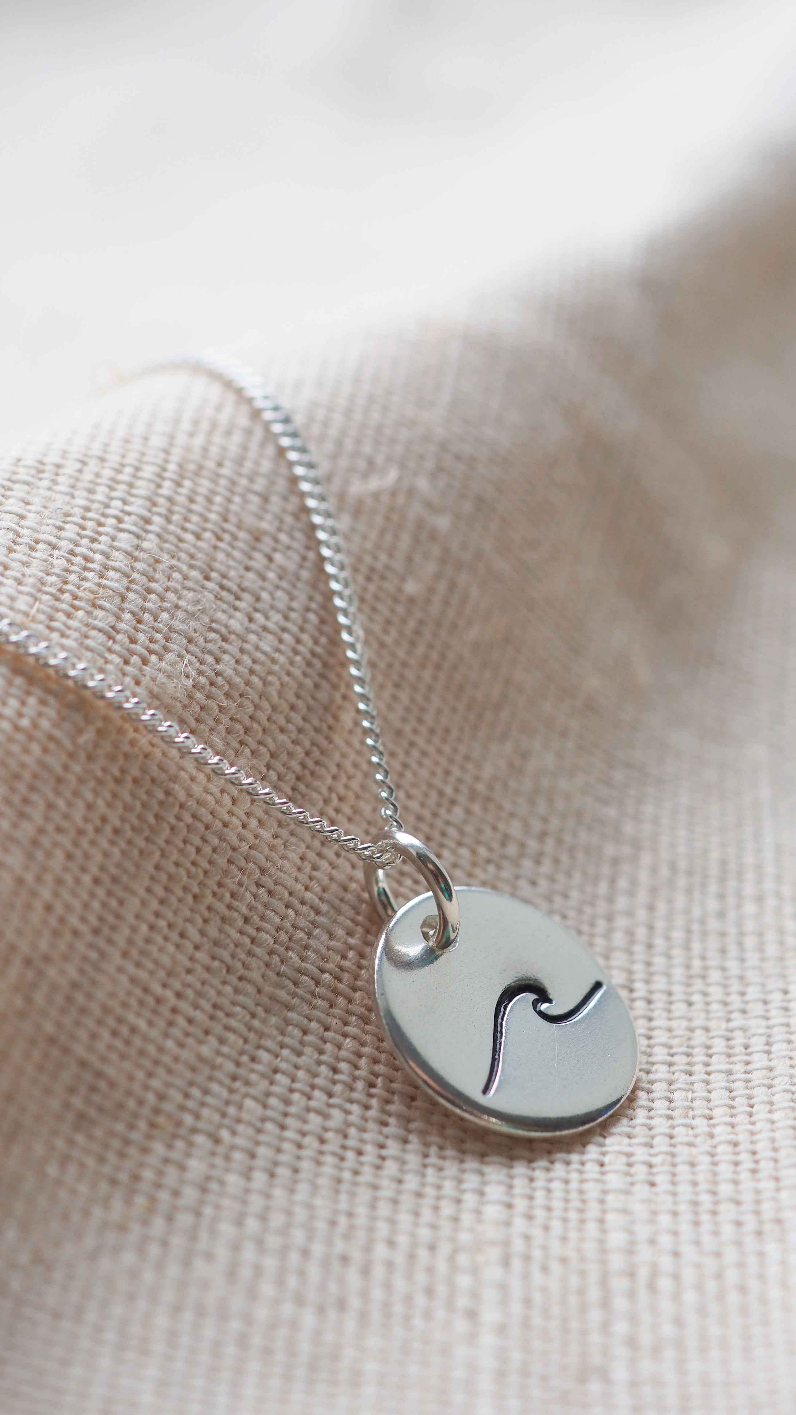 Wave silver midi disc necklace