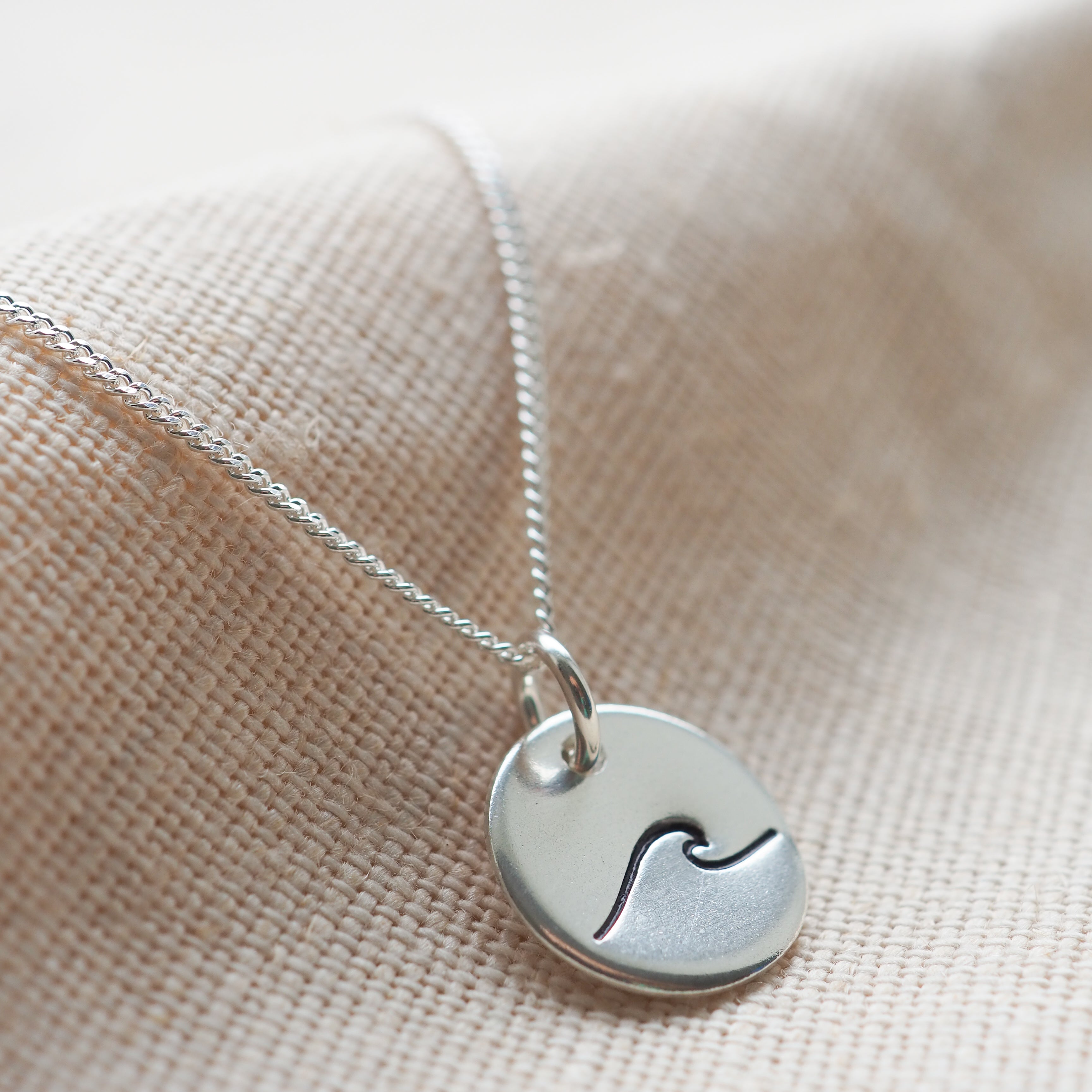 Wave silver midi disc necklace