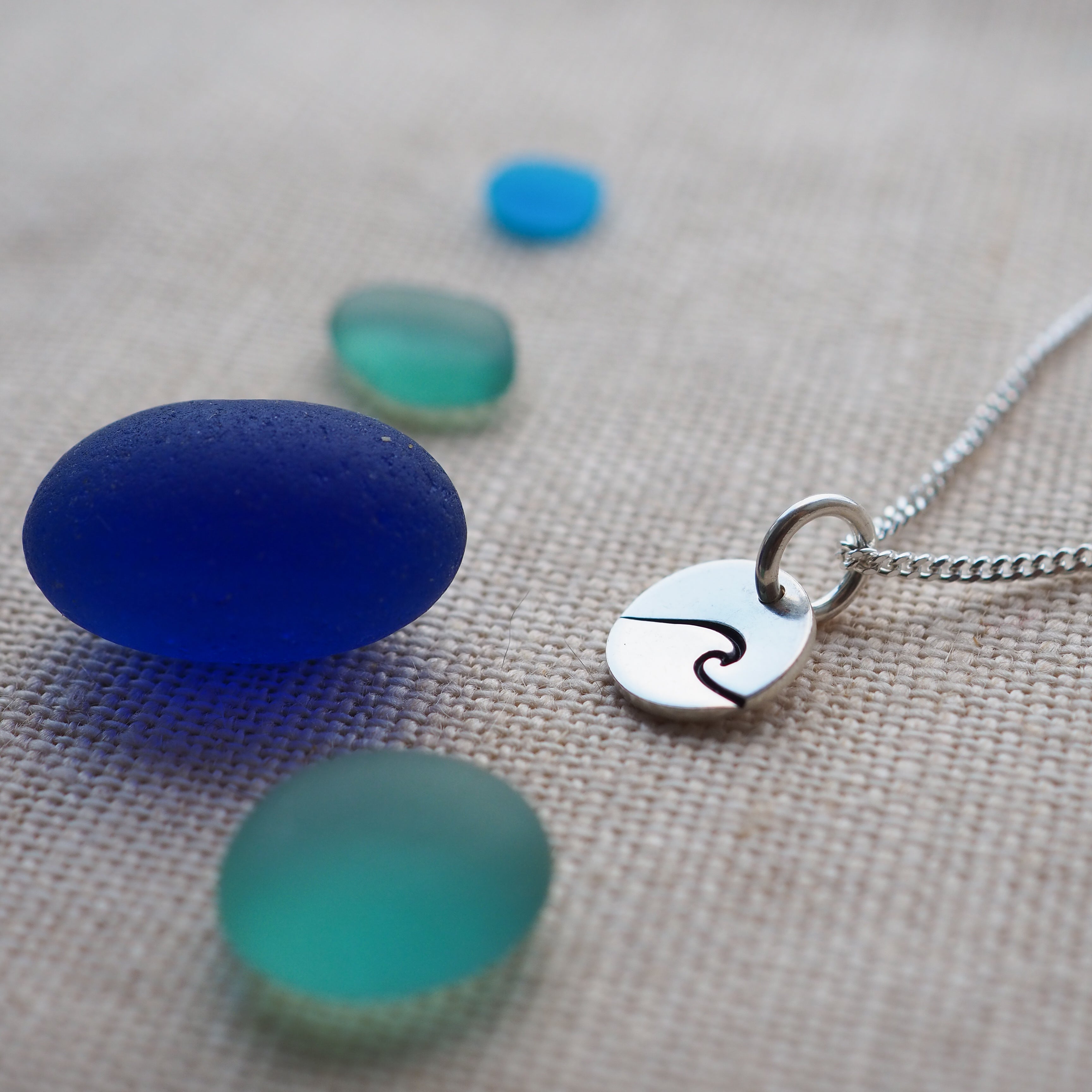 Wave silver mini disc necklace