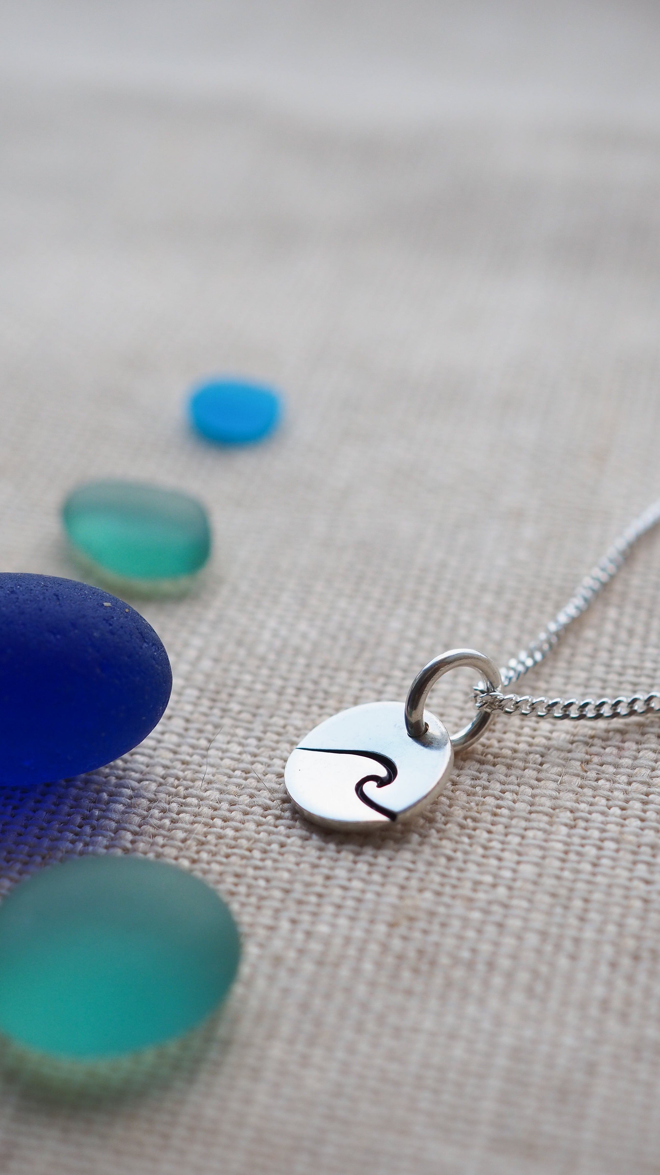 Wave silver mini disc necklace