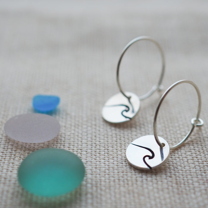 Wave disc hoop earrings
