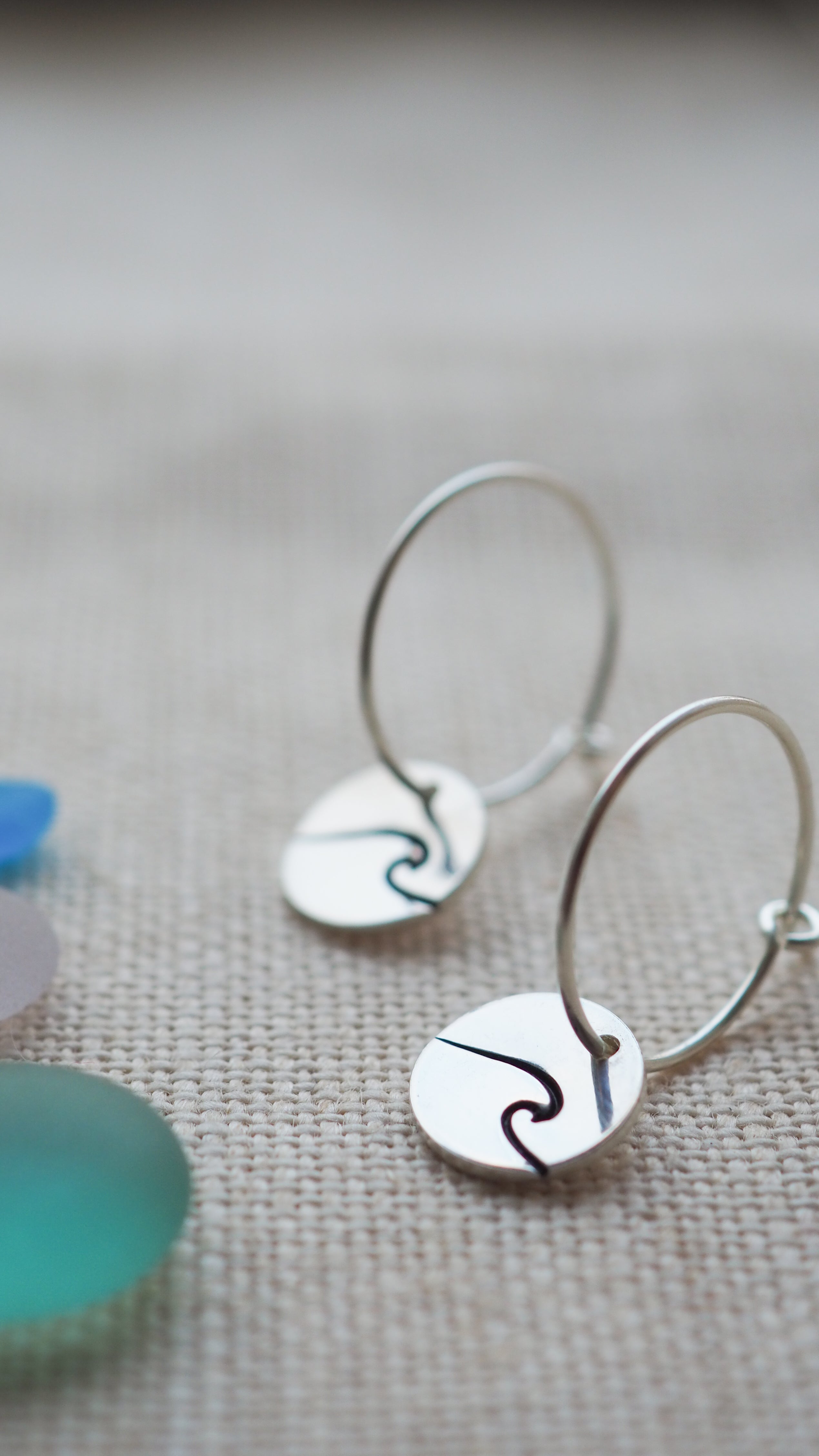 Wave disc hoop earrings