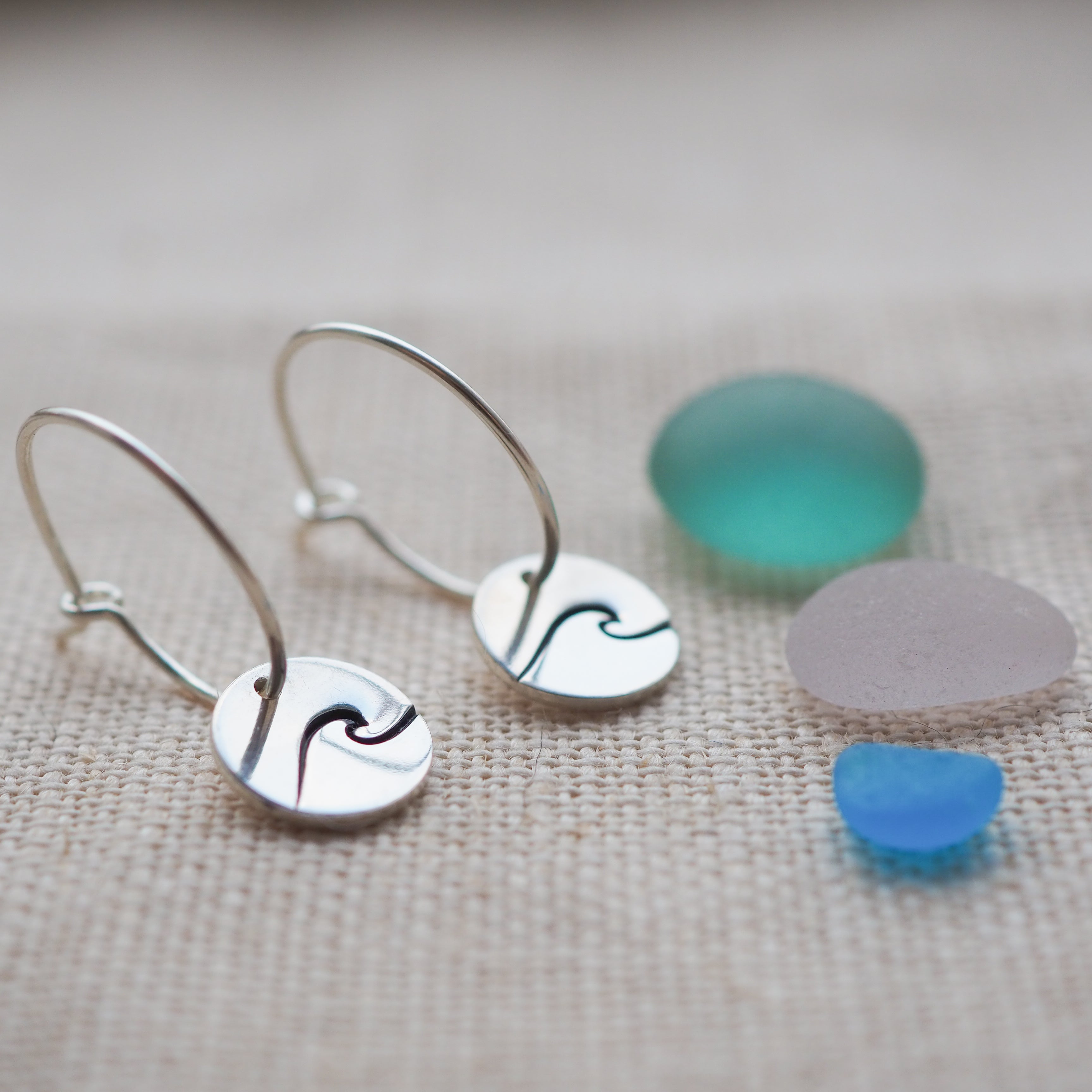 Wave disc hoop earrings