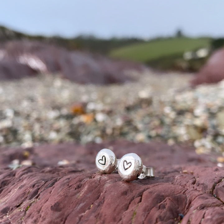 Pebble studs