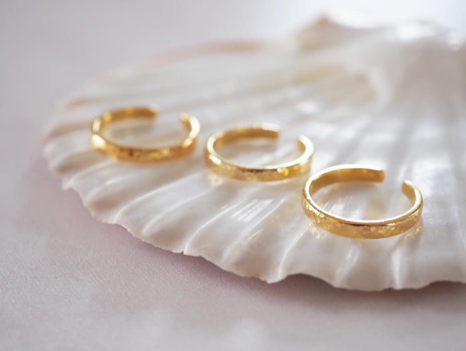 Gold hammered toe ring