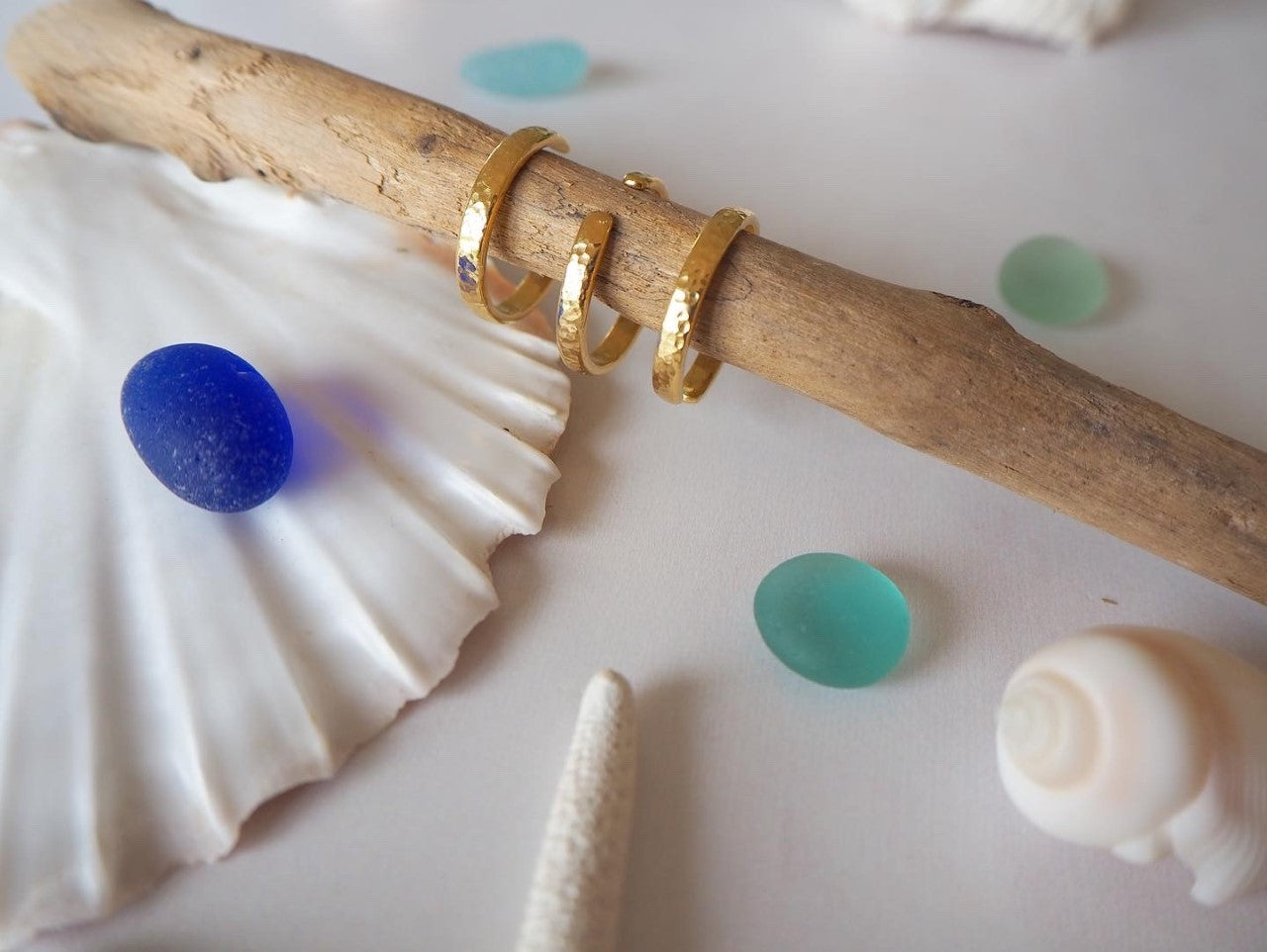 Gold hammered toe ring